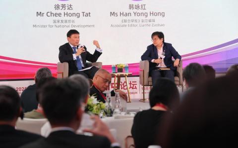 徐芳达星期五（10月10日）在第七届新中论坛上与《联合早报》副总编辑韩咏红对谈。（唐家鸿摄）