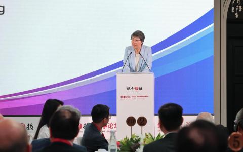 新报业媒体华文媒体集团社长李慧玲为第七届新中论坛致开场辞。（唐家鸿摄）