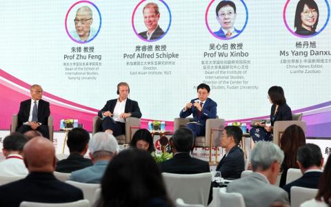 南京大学国际关系学院院长朱锋教授（左起）、新加坡国立大学东亚研究所所长席睿德教授，以及复旦大学国际问题研究院院长兼美国研究中心主任吴心伯教授，星期五（10月10日）在新中论坛上围绕“失序世界中找寻共识”展开讨论，主持人是《联合早报》中国新闻主任杨丹旭。（唐家鸿摄）