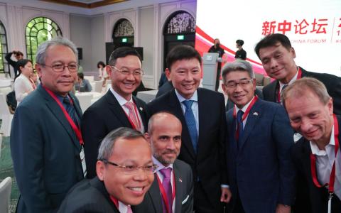 国家发展部长徐芳达（后排左三）星期五（10月10日）出席《联合早报》主办的新中论坛，在现场与一众与会驻新加坡使节自拍合影。后排左起为菲律宾大使马卡拉格（Medardo G. Macaraig）、越南大使陈福英、徐芳达、日本大使石川浩司、韩国大使洪镇郁；前排左起柬埔寨大使索肯（Sok Khoeun）、马来西亚最高专员阿兹法；前排右一是新加坡国立大学东亚研究所所长席睿德。（唐家鸿摄）