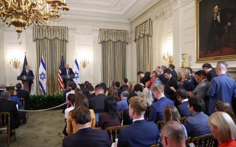 9月29日，美国总统特朗普和以色列总理内坦亚胡在白宫会晤，宣布包括“20点计划”的加沙和平方案。大厅右上方挂着一幅美国前总统亚伯拉罕·林肯的画像。（路透社）