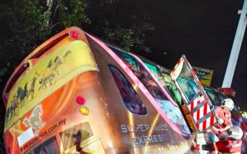 南北大道长途巴士翻覆  酿一死28伤包括五新加坡人