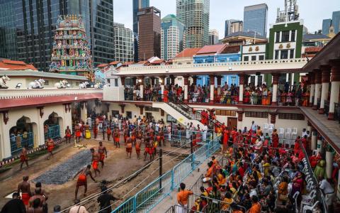 印度教年度蹈火仪式 参与年轻人增约15%