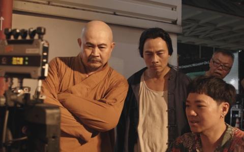 导演杨修华（前排右起）为孔祥德及陈天文讲戏。（Clover Films提供）