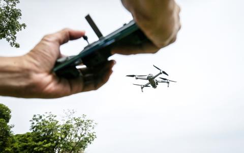 指挥无人机从新山运毒入我国 34岁主谋判监28年3个月鞭18下