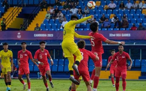 幼狮在2023年的东运会止步小组赛，包括在最后一场以0比7大比分不敌马来西亚。（新加坡足总提供）