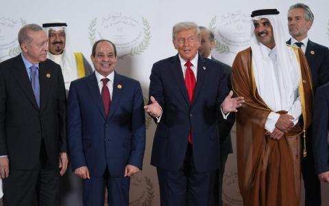 特朗普家族对中东地区的兴趣，不能简单视为谋私利的交易思维。海湾国家提供的排场和奉承，似乎更令特朗普着迷。图为10月13日，特朗普和中东国家领袖在加沙和平峰会上合影。（法新社）