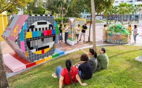淡滨尼北的装置艺术作品“是个好地方”（It’s a good place），灵感源自淡滨尼是本地首个生态城的定位，突出了区内的绿意和脚踏车道，以及由居民提议加入的电视机测试图案元素，呼应区内的一座组屋壁画。（吴先邦摄）