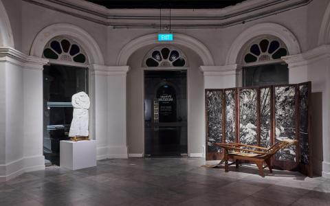 “迈向幸福、繁荣与进步：新加坡精神的反思”联展展出王文清的莱佛士肖像（左）与陈彦云关于藤的劳动力装置。（私人美术馆提供）