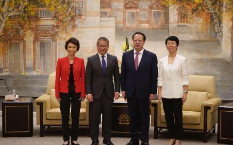 新沪全面合作理事会第六次会议在上海举行，理事会新方联合主席、我国律政部长兼内政部第二部长唐振辉（左二），星期三（10月15日）与理事会沪方联合主席、上海市长龚正（右二）会面。我国贸工部兼文化、社区及青年部高级政务部长刘燕玲（左一），上海副市长解冬（右一）陪同会面。（企发局提供）