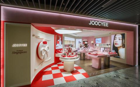 越来越多中国品牌通过新加坡辐射区域市场，2016年创立于上海的中国美妆集团橘宜便是一个例子。以电商起家的橘宜，今年7月在新加坡开了第一家海外实体专卖店。（龙国雄）