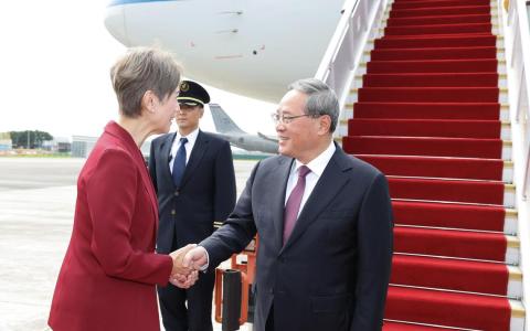 中国国务院总理李强星期六（10月25日）下午抵达新加坡，我国数码发展及新闻部长杨莉明到机场迎接。（新华社）