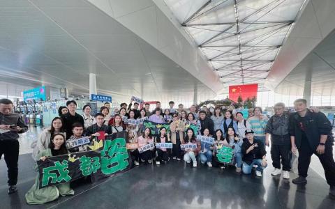 新加坡歌手孙燕姿2023年在温州商演结束后，与粉丝在机场合影。（受访者提供）