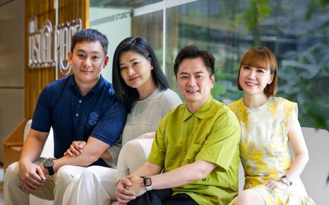 新中跨国婚姻夫妻白承正（左起）与郑鹊，以及陈志伟（右起）与袁瑾在9月接受《联合早报》邀请，在一档关于跨国婚姻的节目中分享日常点滴。节目由刘永健（中）主持。