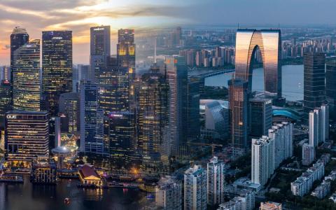 新加坡和中国建交35年来，双边贸易额增长逾30倍。图为新加坡天际线和苏州工业园区的合成图。（联合早报）