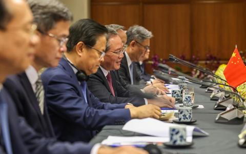 中国总理李强（左四）星期六（10月25日）下午与黄循财总理举行会谈，多位正部级高官陪同。（陈渊庄摄）