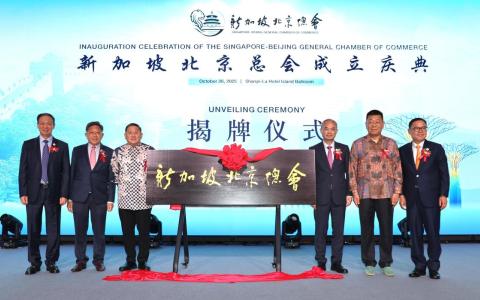 新加坡北京总会在创会会长范玉荣（左起）、新加坡中华总商会会长高泉庆、新加坡驻华大使陈海泉、中国驻新加坡大使曹忠明、中国全国政协外事委员会前副主任韩方明和总会联席会长孟繁秋的见证下，完成揭牌仪式。（梁麒麟摄）