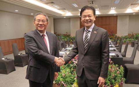 中国总理李强（左）星期六（10月25日）下午与黄循财总理会面时说，欢迎更多新加坡企业赴华投资。（数码发展及新闻部提供）