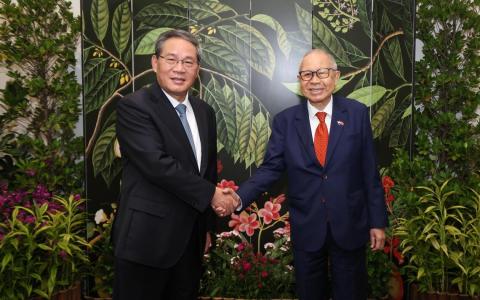 中国总理李强（左）星期天（10月26日）与我国代总统张赞成会面时，重新肯定了新中两国过去35年所建立的牢固双边关系。（数码发展及新闻部提供）