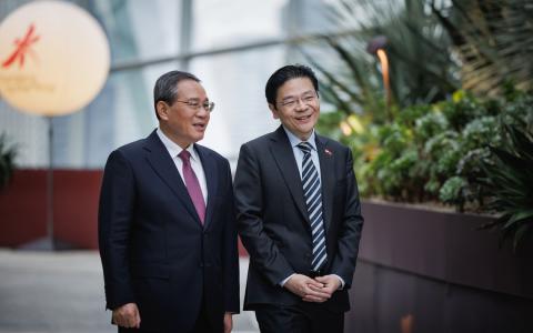 黄循财总理（右）星期六（10月25日）晚在滨海湾花园设晚宴款待来访的中国总理李强，晚宴前两人在滨海湾花园散步。（数码发展及新闻部提供）