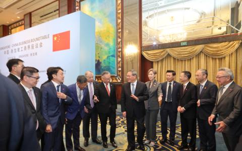 颜金勇：新中致力营造稳定营商环境  李强：新中合作可从三方面提质升级