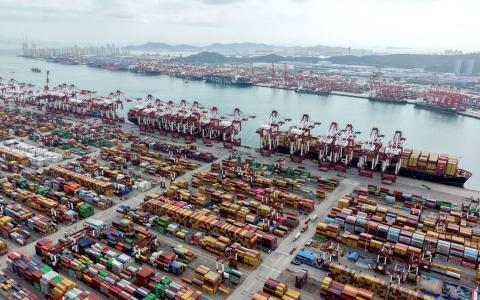 10月9日，中国山东省青岛港的集装箱码头。（法新社）