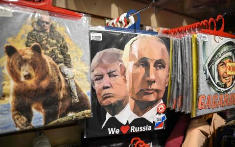 10月21日，莫斯科一家商店展卖普京与特朗普肖像的T恤，写着“我们爱俄罗斯”。（法新社）