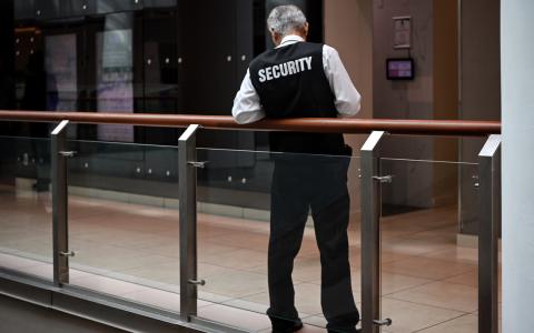 未来三年 逾7600非外包保安员每年加薪160元