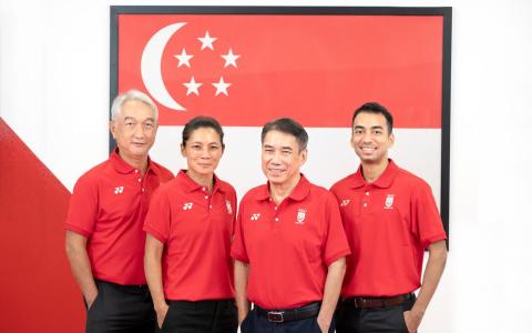 廖振兴（右二）将担任新加坡代表团出征年底泰国东南亚运动会的团长。助理团长为黄荣顺（左）、王邵颍（左二）和江山睦（右）。（新加坡全国奥理会提供）