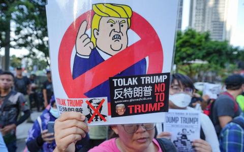 吉隆坡出现反特朗普集会，抗议特朗普访马。（法新社）
