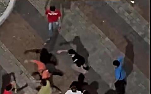 根据网民提供STOMP网络的视频可见，当时至少有12人聚集，不断地大声说话，并发生推搡。（取自STOMP）