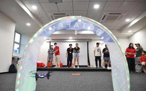 布莱德岭民众俱乐部翻新后重开 居民可飞无人机玩匹克球