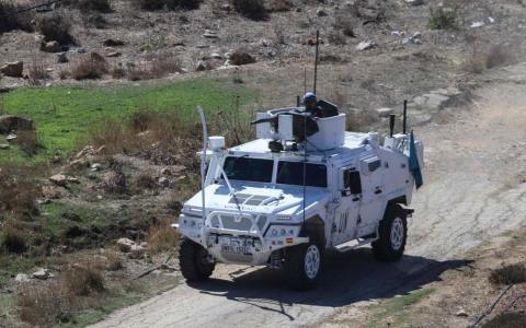 以色列与黎巴嫩去年11月达成停火协议，但以色列跨境空袭仍时有发生。图为联合国驻黎巴嫩临时部队（UNIFL）的维和人员，星期六（11月1日）在黎以边境地带巡逻。（法新社）