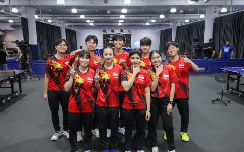 我国男队代表周哲宇（后排左起）、冯耀恩、蔡劭恒、黎定龙、郭勇和女队代表黎嬣萱（前排左起）、舒麟茜、黎明映和陈昭澐将参加东运会，曾尖因在德国比赛未能出席记者会。（游甯稀摄）