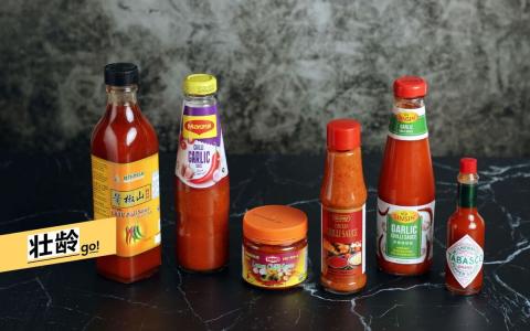 六款不同风味辣椒酱：Ahimsa麦之素山椒酱（左起）、Maggi蒜蓉辣椒酱、Taho柠檬辣椒酱（特辣）、Glory鸡肉辣椒酱、Sin Sin蒜蓉辣椒酱和塔巴斯科（Tabasco）辣酱。（游甯稀摄）