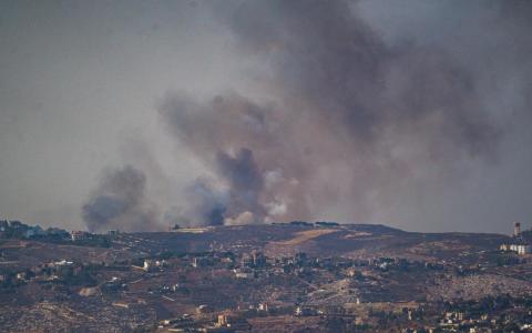以军近期加强对黎巴嫩的空袭频度，造成多人死亡。图为黎巴嫩南部上空浓烟弥漫。（路透社）