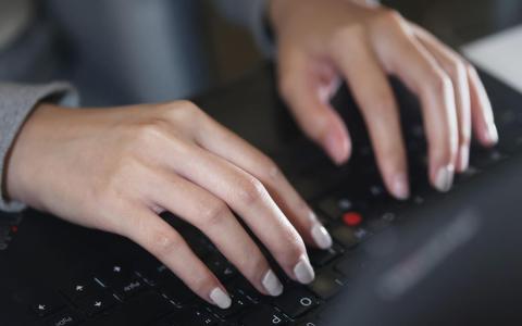 新法案三读通过建立问责机制 高效援助网络伤害受害者