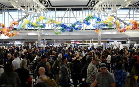 美国创纪录政府停摆期加剧航空业压力 全国40个机场或削减10%航班