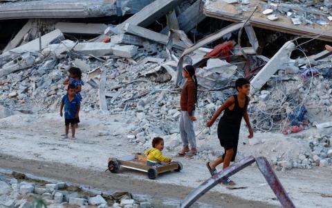 11月6日，在以色列和哈马斯停火期间，加沙北部贾巴利亚的儿童在建筑物废墟中玩耍。（路透社）