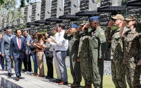 美国驻新加坡大使辛哈抵新履职 望推动两国能源和科技等合作