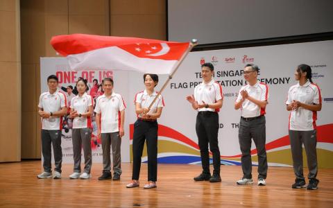 全国奥运理事会主席傅海燕（中）在授旗仪式上将旗交给本届东运会旗手林天润（左起）和杨佳敏，出席这场活动的还有东运会代表团团长廖振兴（左三起）、文化、社区及青年部代部长梁振伟、亚细安残疾人运动会代表团团长张培龙和亚细安残运会旗手洪慧欣。（海峡时报）