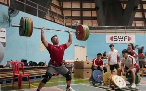 罗远熠（左）、林糠颖（左二）以及蔡菁凌（右方身穿黑红无袖女子）都将迎来东运会首秀，在主教练黄俊耀（坐者右）和领队黄嘉文（白衣站者）带领下冲击奖牌。（谢智扬摄）