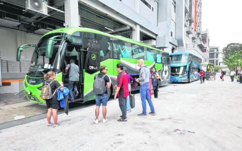 距离农历新年还有近三个月，本地有多家业者已开始在卖新马长途巴士车票。（档案照片）