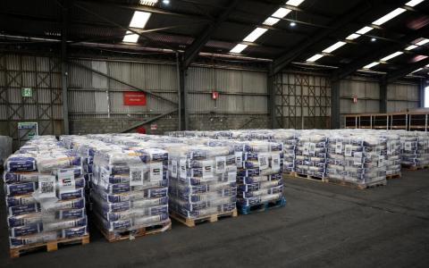 阿联酋表明会继续支持加沙和平进程，并继续充当加沙人道主义援助的主力。11月7日的照片显示，塞浦路斯的一间仓库存放着阿联酋为加沙民众捐赠的物资。（路透社）