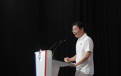 黄总理：及时指出越界行为 防政治环境败坏