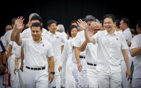 人民行动党大会开始前，行动党中委在秘书长黄循财（前排右）和党主席李智陞（前排左）的带领下入场。随他们走入会场的有副主席马善高（第二排右）、助理财政徐芳达（第二排左）、助理秘书长陈振声（第三排右）和前秘书长李显龙（第三排左）等。（林明顺摄）