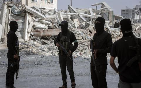 红十字11月初在加沙地带东部监督搜寻以色列人质遗体行动时，卡桑旅武装分子在场站岗。（彭博社）