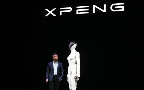 中国电动车品牌小鹏董事长何小鹏11月5日在广州举行的发布会上，推介新一代人形机器人IRON。（法新社）
