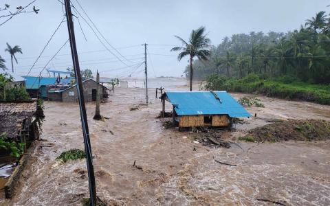 超强台风凤凰袭菲 已有二死逾百万人疏散