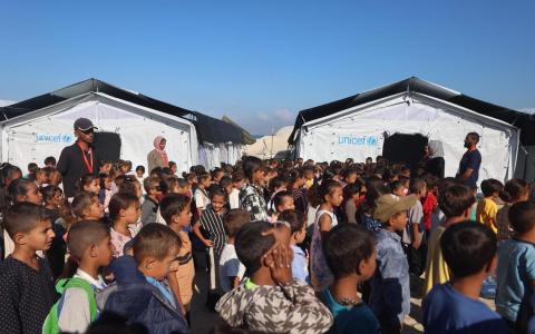 联合国儿童基金会须紧急运输近100万个针筒到加沙为当地儿童施打因战争而错过的疫苗，但以色列以这些物资可以用作其他用途，拒绝放行。（法新社）